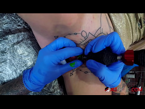 ❤️ tattooed ທີ່ສຸດ Hottie Sully Savage ໄດ້ຮັບ tattoo ສຸດ clitoris ຂອງນາງ ️ ໜັງໂປ້ ຢູ່ພວກເຮົາ