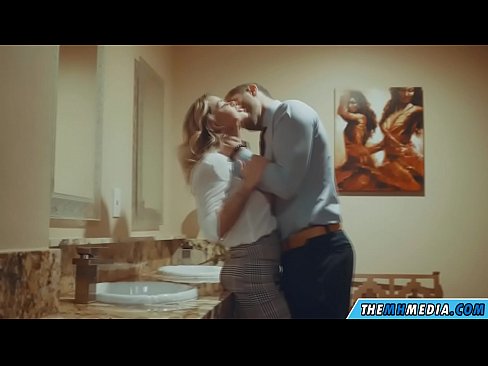 ❤️ ໃນເວລາທີ່ຜິວເນື້ອສີຂາວ busty seduces ທ່ານຢູ່ໃນຫ້ອງນ້ໍາສາທາລະນະ ️ ໜັງໂປ້ ຢູ່ພວກເຮົາ